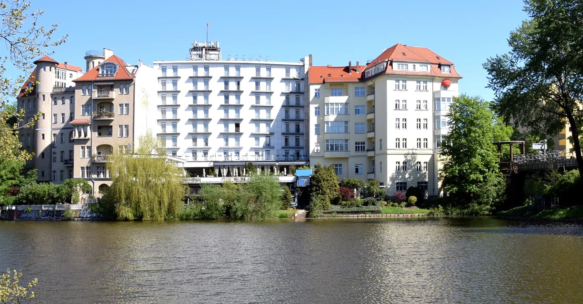 Wohnhäuser am Ufer des Lietzensees in Charlottenburg