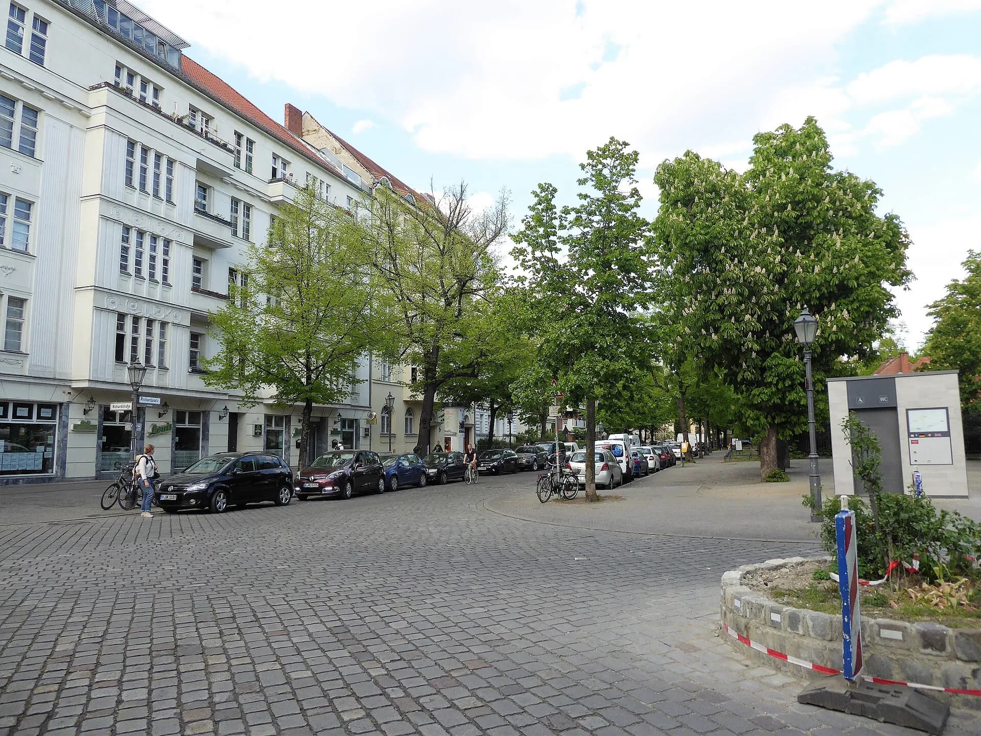 Baumbestandener Richardplatz in Berlin-Neukölln