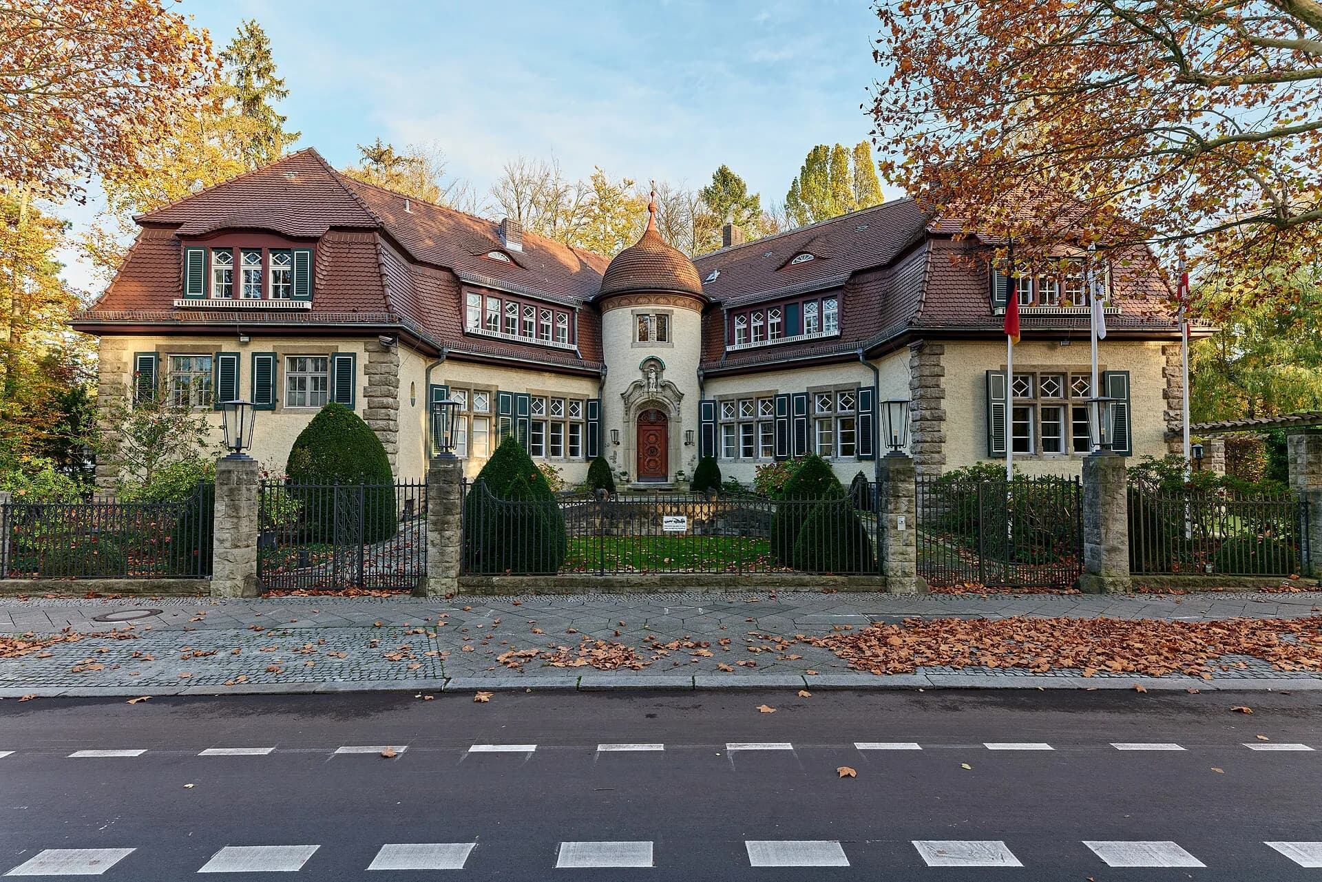 Villa Stauss mit herbstlichen Bäumen in Berlin-Dahlem