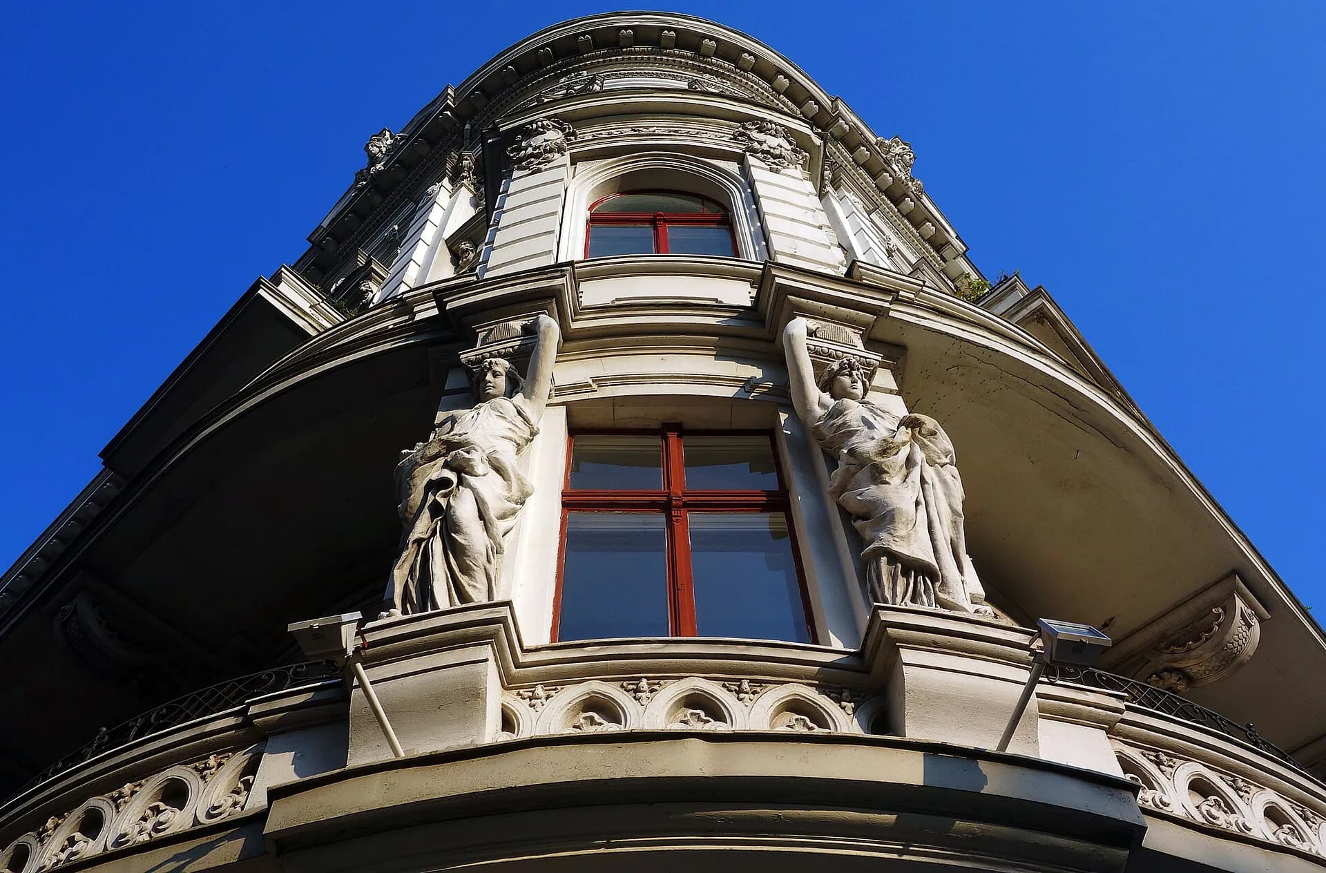 Verzierte Altbaufassade an der Ecke Grunewaldstraße und Akazienstraße