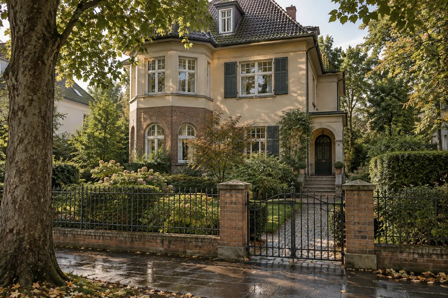 Illustratives Berliner Wohnhaus mit Vorgarten und Backsteinelementen
